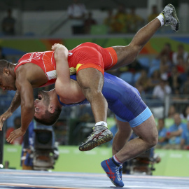 Ucrania y Rusia en el cuerpo a cuerpo. La competición de lucha grecorromana enfrenta en los Juegos Olímpicos al ucraniano Zhan Belenyuk contra el ruso Davit Chakvetadze. REUTERS / Issei Kato