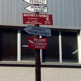 Cuelgan carteles machistas en el Juzgado de Violencia Sobre la Mujer con el mensaje: "Auschwitz-feminazi". /@NuriaVarela