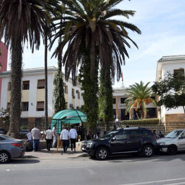 30/09/2019 - Vista del exterior del Tribunal de Primera Instancia de Rabat, donde la periodista marroquí Hajar Raissouni, de 28 años, ha sido condenada hoy a un año de cárcel por los delitos de aborto y de práctica de relaciones sexuales si