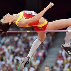 La atleta Ruth Beitia de España compite en la prueba de salto femenino. /EFE
