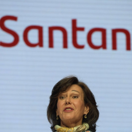 La presidenta del Banco Santander, Ana Patricia Botín, durante la junta de accionistas de la entidad, junto a su logotipo, con su nueva tipografía. REUTERS/Eloy Alonso