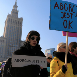 Pancartas que dicen "El aborto está bien" durante la marcha anual antes del Día Internacional de la Mujer en Varsovia, Polonia. / Reuters