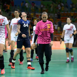 Las españolas se retiran tras el partido ante Francia. REUTERS/Marko Djurica