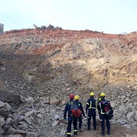 El equipo de bomberos efectúa investigaciones en el lugar de los hechos./EFE