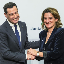 El presidente de la Junta de Andalucía, Juanma Moreno y la ministra para la Transición Ecológica, Teresa Ribera tras su reunión para abordar la sequía.