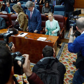 La presidenta de la Comunidad de Madrid, Cristina Cifuentes, rodeada de periodistas durante el pleno de la Asamblea de Madrid celebrado hoy en medio de la polémica por las calificaciones del máster universitario de la presidenta regional. E