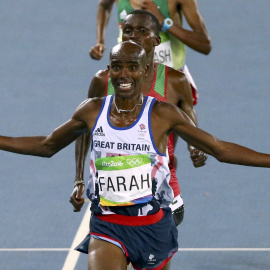 El británico Mo Farah celebrando su triunfo en los 5.000 metros. /REUTERS