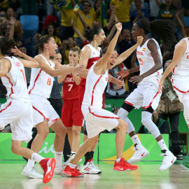 Las jugadoras españolas celebran la última canasta y la victoria ante Turquía. REUTERS/Shannon Stapleton