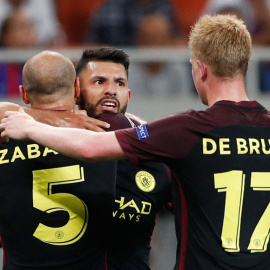 Agüero celebra con Zabaleta y De Bruyne uno de sus goles al Steaua. Reuters / John Sibley