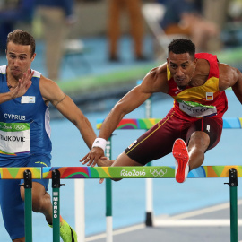 El atleta español Orlando Ortega compite en la prueba de 110 m vallas durante las competencias de atletismo de los JJOO de Río, que se disputan en el Estadio Olímpico en Río de Janeiro (Brasil). EFE/Marcelo Sayão