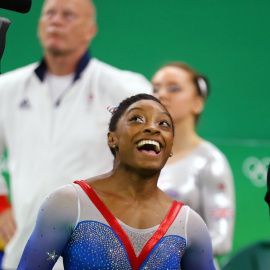 Las cinco medallas de Biles iluminan el universo de la gimnasia. REUTERS/Mike Blake