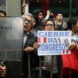 30/09/2019.- Ciudadanos protestan pidiendo el cierre del Congreso este lunes, en el exterior del edificio, en Lima (Perú).  EFE/ Paolo Aguilar