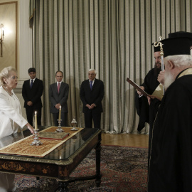 La presidenta del Tribunal Supremo, Vasilikí Zanu, toma posesiñon de su cargo de primera ministra provisional de Grecia para preparar las elecciones anticipadas. EFE/Yannis Kolesidis