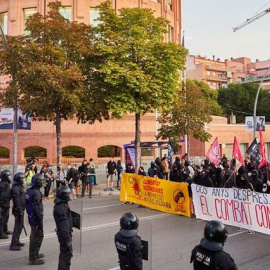 Uns 300 manifestants protesten davant la caserna de la Guàrdia Civil a Girona durant el segon aniversari de l'1-O. EFE/David Borrat