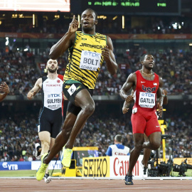 Usain Bolt celebra su victoria en los 200 metros ante Justin Gatlin. /REUTERS
