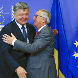 El presidente de Ucrania, recibe el abrazo del presidente de la Comisión Europea, Jean-Claude Juncker, a su llegada este jueves a Bruselas. REUTERS/Yves Herman