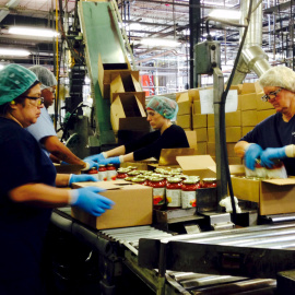 Trabajadoras de una fábrica de salsa para pasta y ensaladas de New Jersey. REUTERS / Jonathan Spicer