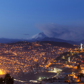 El volcán Cotopaxi, uno de los volcanes activos más altos del mundo, arroja ceniza y el humo se ve desde Quito, Ecuador, 27 de agosto de 2015. REUTERS / Gary Granja