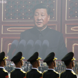 Soldados del Ejército Popular de Liberación (EPL) son vistos ante una pantalla gigante como el presidente chino Xi Jinping. REUTERS / Jason Lee