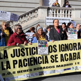 Un momento de la manifestación estatal de víctimas por el robo de bebés, esta mañana en Madrid. EFE/ Fernando Alvarado