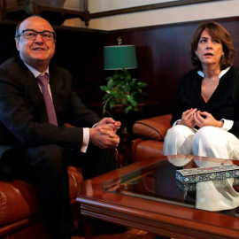 La ministra de Justicia, Dolores Delgado, durante la entrevista que ha mantenido este lunes en Barcelona con el presidente del Tribunal Superior de Justicia de Cataluña (TSJC), Jesús María Barrientos (i) en el marco del viaje de trabajo que