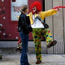 Un mimo callejero en plena actuación.  EFE