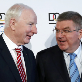 El presidente del Comité Olípico de Irlanda, Patrick Hickey (i), con el presidente del Comité Olímpico Internacional (COI), Thomas Bach (d). en un acto en Fráncfort. REUTERS/Kai Pfaffenbach/Files