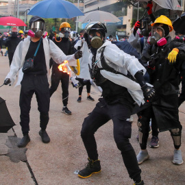 Un manifestante antigubernamental arroja un cóctel molotov a la policía durante una protesta en el Día Nacional en Hong Kong. EFE / EPA / FAZRY ISMAIL