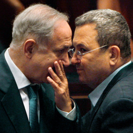 Ehud Barak y Benjamín Netanyahu, en una foto de archivo. / REUTERS