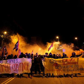 Independentistas sostienen pancartas durante el segundo aniversario del 1-O. REUTERS/Albert Gea