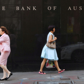 Dos mujeres caminan junto a la sede del Banco de la Reserva de Australia en el centro de Sydney. REUTERS / Daniel Munoz