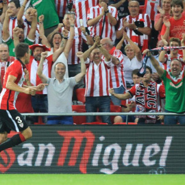 El centrocampista del Athletic Club Gorka Elustondo (i) celebra su gol ante el Zilina. /EFE