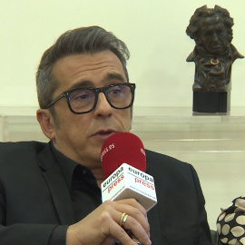 Buenafuente dando explicaciones sobre las prácticas gratuitas en la gala de los Goya. EUROPA PRESS