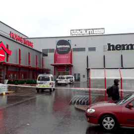 La Policía finlandesa acordona la entrada al centro comercial Hermann en Kuopio, donde se ha producido el ataque. Reuters.