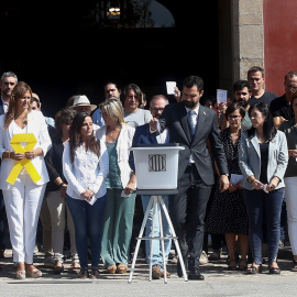 01/10/2019.- El presidente del Parlament, Roger Torrent (c) , ha encabezado este martes una concentración para conmemorar el segundo aniversario del 1-O. / EFE - QUIQUE GARCÍA