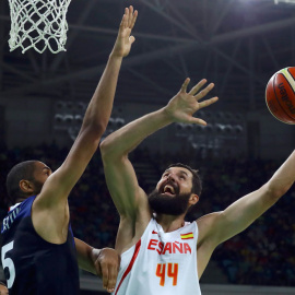 Mirotic intenta una canasta ante Batum durante el partido contra Francia. REUTERS/Jim Young