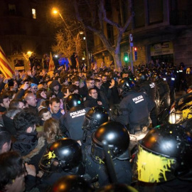 Concentració de manifestants a les immediacions de la delegació del govern espanyol a Barcelona / EFE Enric Fontcuberta