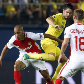 El delantero brasileño del Villarreal Alexandre Pato (c) lucha por un balón con el defensa brasileño del Mónaco Fabinho (i). /EFE