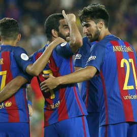 El delantero turco Arda Turan (c), del FC Barcelona, celebra con sus compañeros la consecución de uno de sus goles. /EFE
