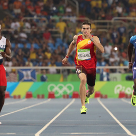 El panameño Alfonso Edward (i), el español Bruno Hortelano (c) y el estadounidense Justin Gatlin (d) compiten en los 200 metros lisos durante las pruebas de atletismo de los JJOO de Río. EFE/SRDJAN SUKI