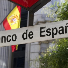 El letrero de la boca de metro de Banco de España, junto a su sede en Madrid. REUTERS