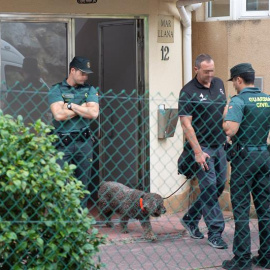 Agentes del Equipo de Inspecciones Oculares de la Guardia Civil registran la vivienda de Castro Urdiales donde ha sido detenida una mujer por tener un cráneo en una caja. /EFE