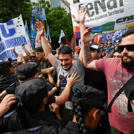 Los manifestantes chocan en Buenos Aires con la policía mientras protestan contra los recortes de Javier Milei en Argentina.