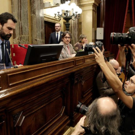 El presidente del Parlament, Roger Torrent, al inicio de la segunda jornada del pleno de investidura que se ha mantenido, pero ya no para proceder a la segunda votación para investir a Jordi Turull, que ayer volvió a ingresar en prisión, si