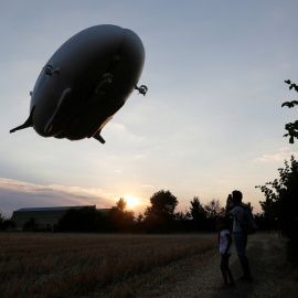 La nave Airlander 10 despegó el miércoles de una base aérea cerca de Reino Unido, es la más grande su tipo/REUTERS