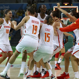 Las jugadoras españolas de baloncesto celebran por todo lo alto el pase a la final. /REUTERS