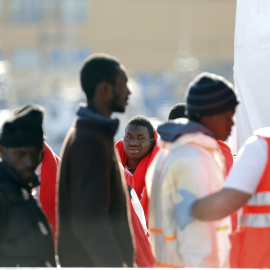 Trasladan a puerto a más de 180 personas, entre ellas diez niños, rescatadas de dos pateras en Alborán.- EUROPA PRESS