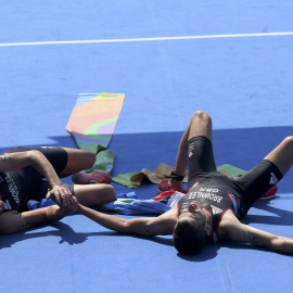 Los hermanos Brownlee tirados en el suelo tras entrar primero y segundo en la línea de meta. /REUTERS