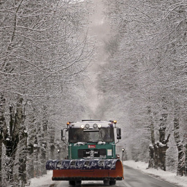 Los quitanieves trabajan sin descanso durante el temporal de nieve en Navarra. EFE