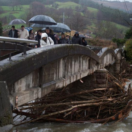 La ministra de Sanidad, Consumo y Bienestar Social, María Luisa Carcedo (2d) junto al delegado de Gobierno de Cantabria, Pablo Zuloaga (3d), el consejero de Presidencia y Justicia del Gobierno de Cantabria, Rafael de la Sierra (5d) y la con